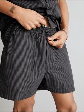 Men’s Madewell Seersucker Everywear Shorts in Dark Grey Pinstripe